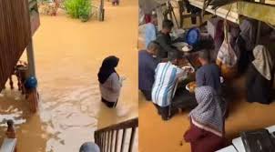 Momen Unik di Hajatan: Tamu Santai Ambil Makanan Saat Banjir