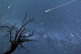 Fenomena Hujan Meteor Langka Hiasi Langit Malam: Ribuan Warga Berburu Momen Spesial